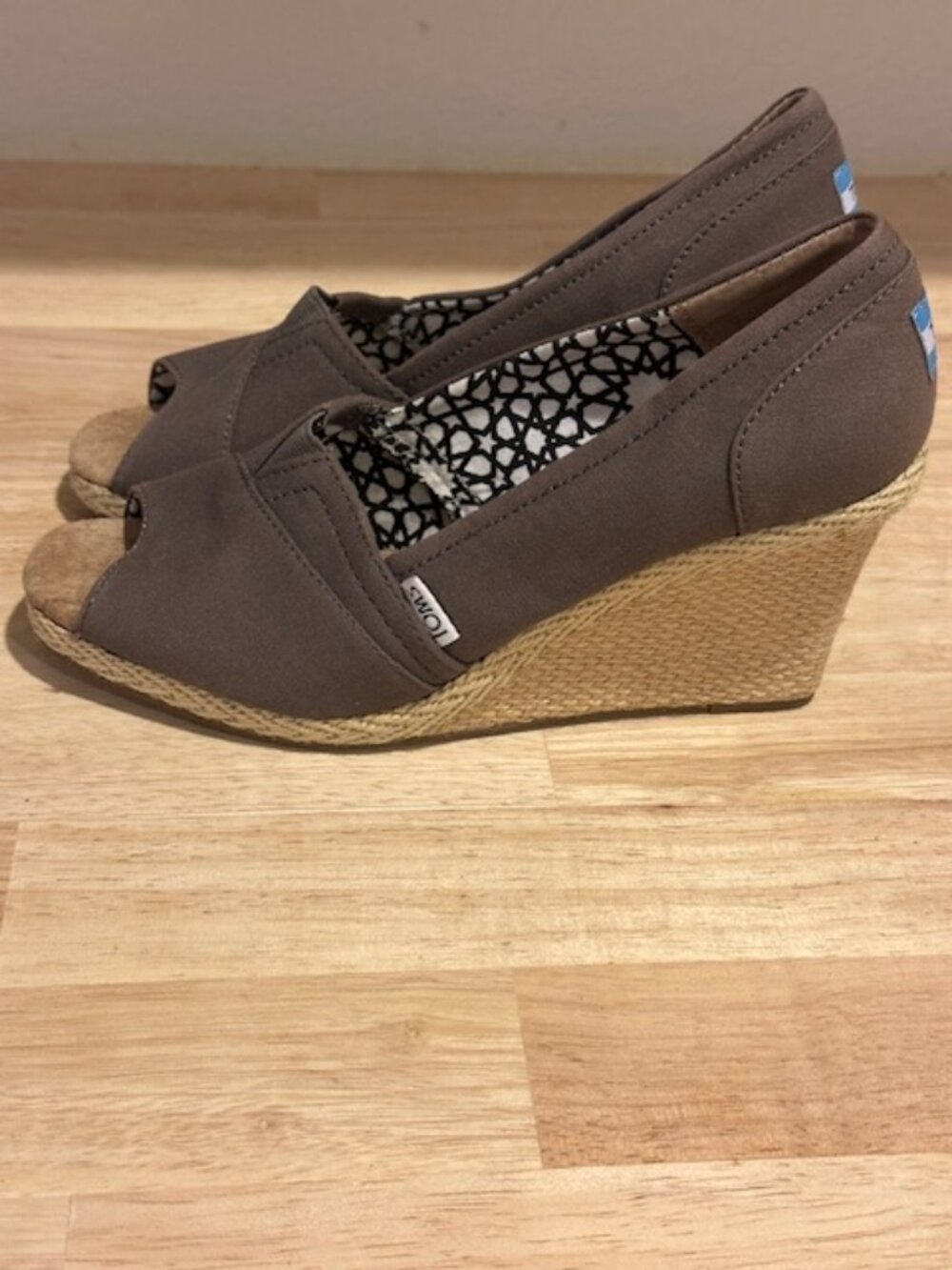 Toms Wedge Espadrilles Canvas Peep Toe Ash Brown Sz 8.5 NWT